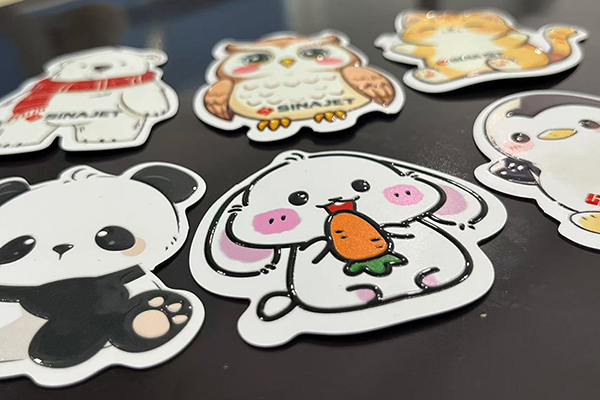 ماكينة قص رقمية مع طلاء ورنيش موضعي بأشعة UV